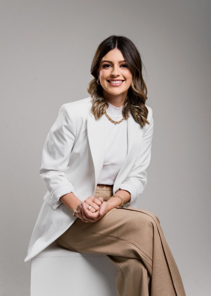 Isla Thomas - Verification Expert